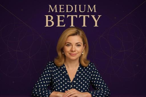 &quot;Medium Betty portretfoto in paarse spirituele setting met gouden geometrie. Ervaren helderziende voor toekomstinzichten, lifecoaching en energieadvie