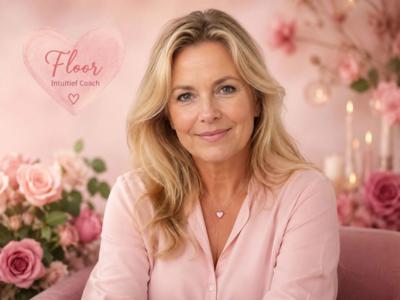 Betrouwbare blonde intuïtief coach van middelbare leeftijd in een warme, zachtroze omgeving met rozen. Floor kijkt vriendelijk en rustig in de camera 